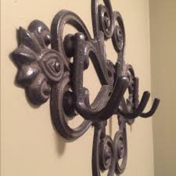 BNIB Southern Living at Home Chelsea Hanger #40497 - Picture 3 of 6